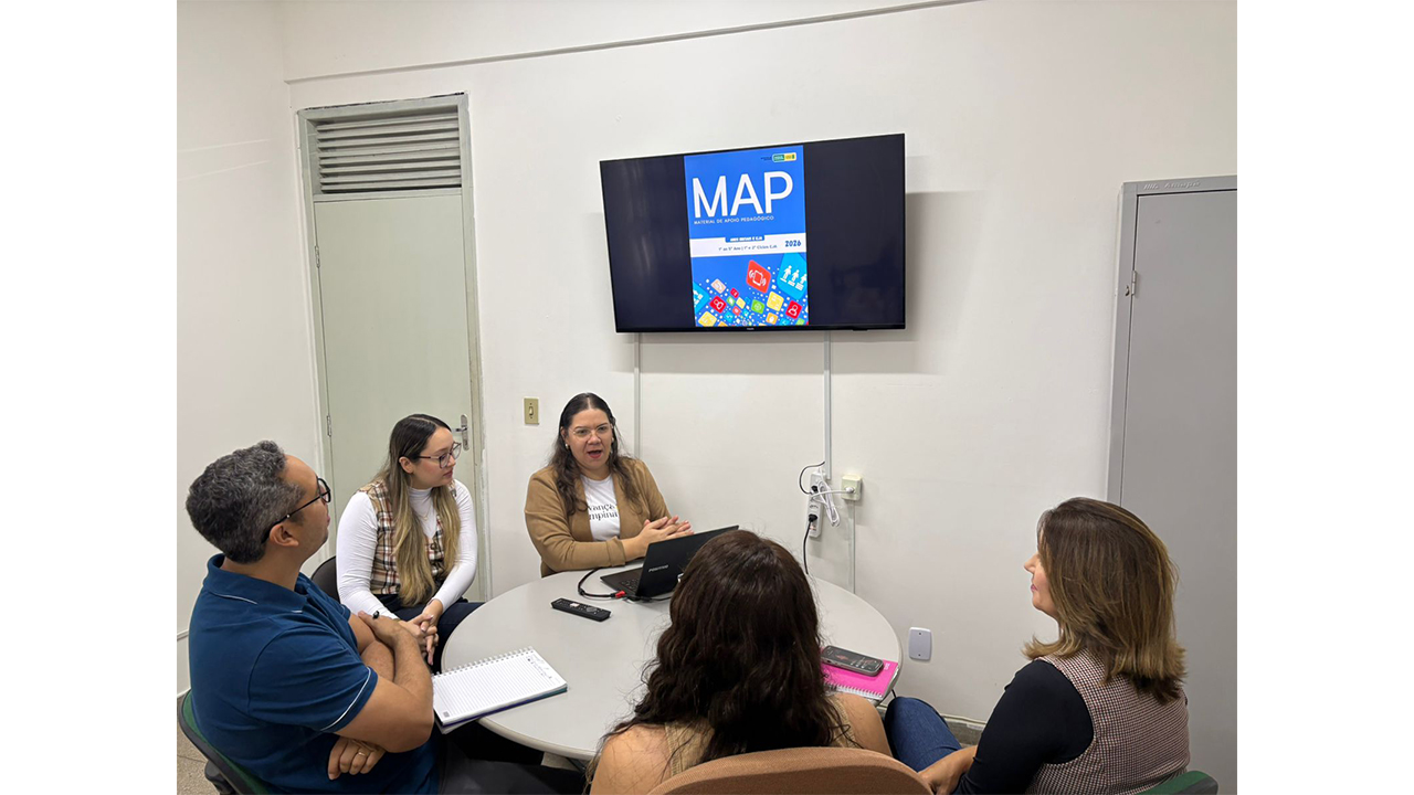 Apresentação do modelo pedagógico adotado pela rede (Material de Apoio Pedagógico - MAP), em Campina Grande (PB). Foto: Fernando Vanilson Cruz Souza