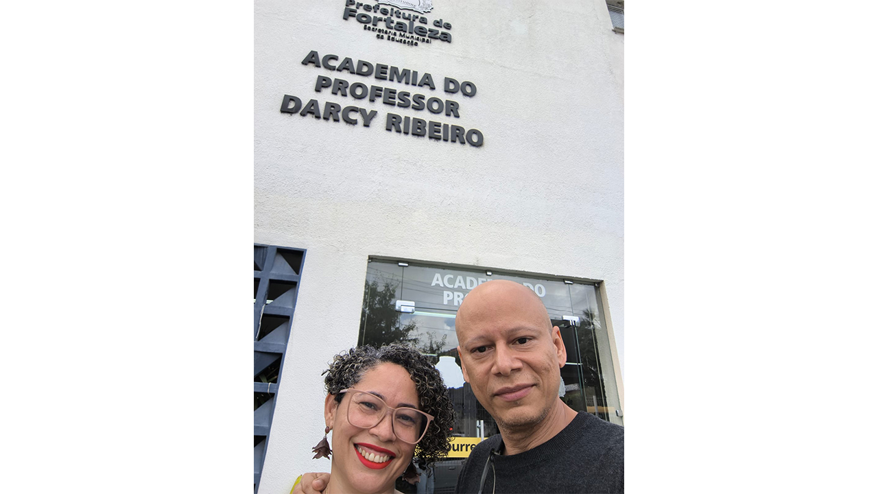Professora Olivia Lima e professor Pedro Silva, em frente à Academia do Professor Darcy Ribeiro, em Fortaleza (CE). Foto: Pedro Silva