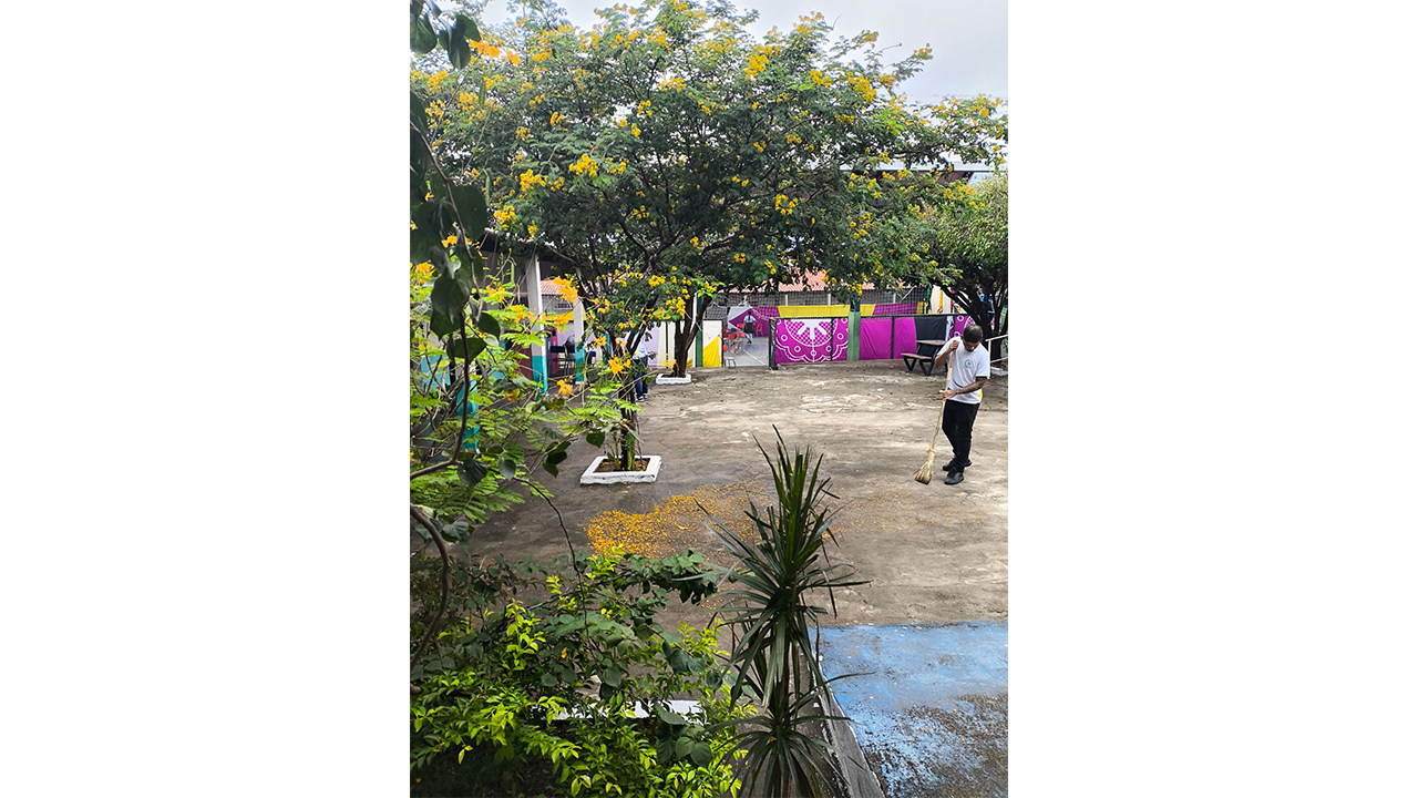 Entre os caminhos da Escola Municipal de Ensino Fundamental em Tempo Integral (EMEFTI) São Francisco, em Nova Russas (CE). Foto: Francisca Élida da Conceição Teles