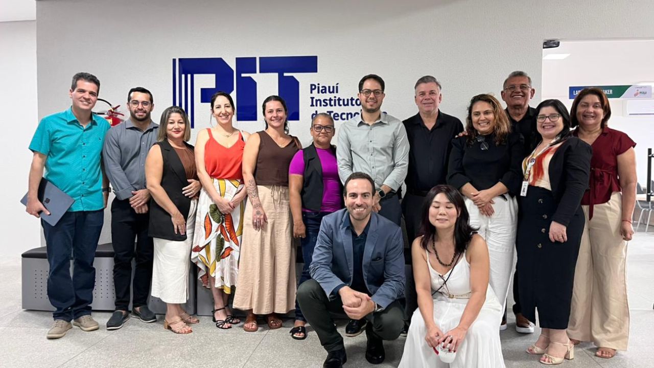 Visita técnica à Escola de Tecnologia, em Teresina (PI), para apresentação de experiências relacionadas à inovação educacional, tecnologia e práticas formativas desenvolvidas na rede. Foto: Carmelita Saraiva da Conceição