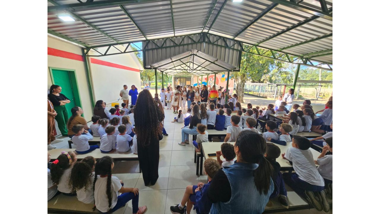 Apresentação cultural das(os) estudantes na Escola Municipal de Ensino Básico (EMEB) Antônio Minotto, em Criciúma (SC). Foto: Thaís Angeli