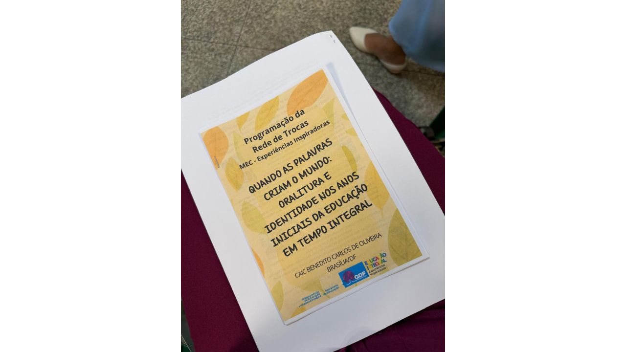 Projeto impresso do Centro de Atenção Integral à Criança e ao Adolescente (CAIC) Benedito Carlos de Oliveira: "Quando as palavras criam o mundo: oralitura e identidade nos Anos Iniciais da Educação em Tempo Integral", em Brazlândia (DF). Foto: Valquíria Fernandes Oliveira