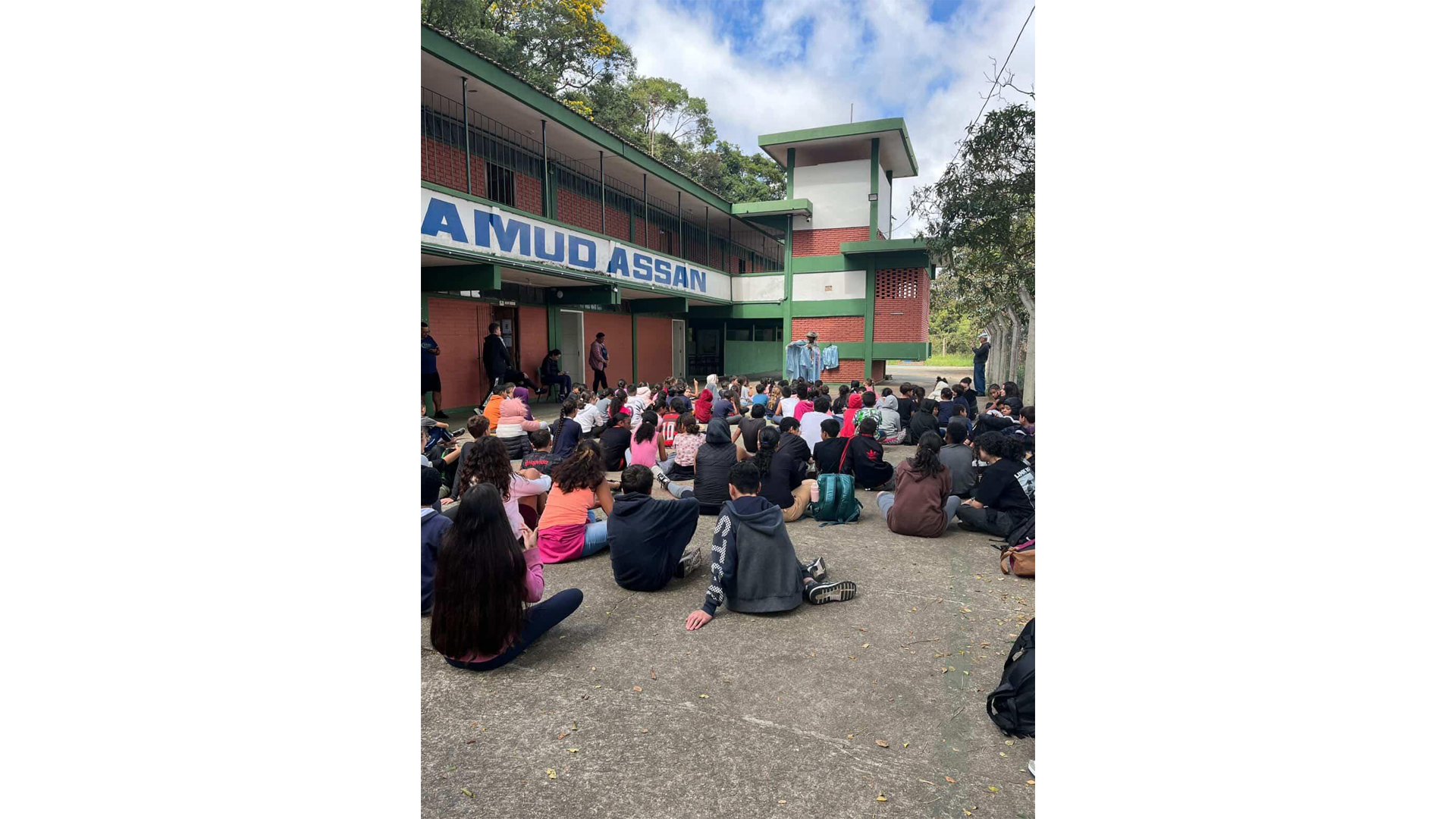Contação de história sobre a Congada e Caiapó com Mestre Bucha na Escola Municipal Mamud Assan, em Poços de Caldas (MG). Foto: Luciana da Costa Dias