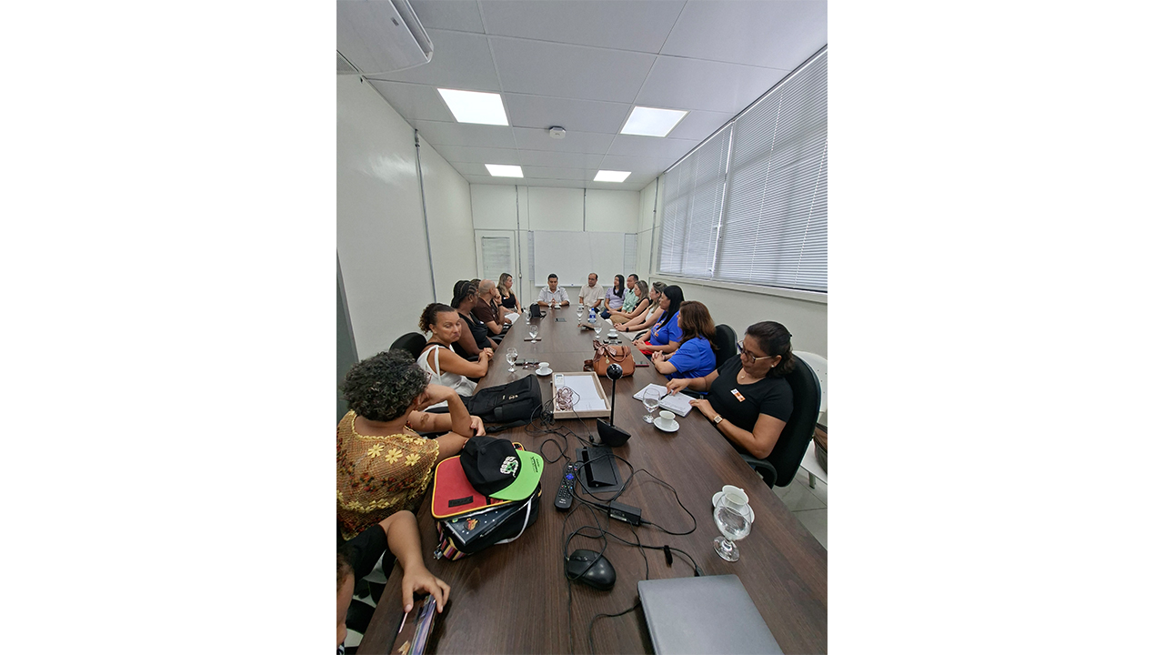 Bate-papo com o secretário de Educação de Fortaleza, Ciro Mesquita, durante a recepção das(os) participantes da Rede de Trocas na Secretaria Municipal de Educação de Fortaleza (CE). Foto: Equipe da SME de Fortaleza