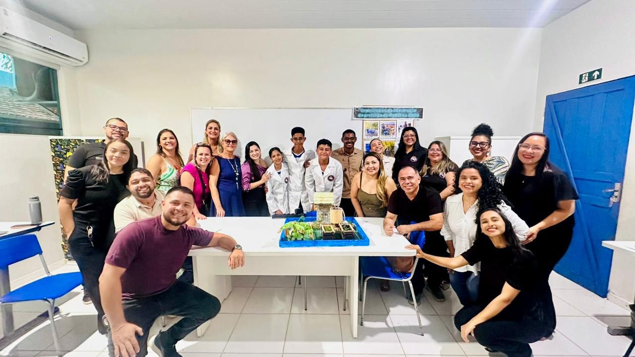 Foto na Escola Paulo Freire com as(os) pesquisadoras(es) e estudantes com a experiência inspiradora de Marituba (PA). Foto: Equipe de pesquisadoras(es) do Projeto Experiências Inspiradoras