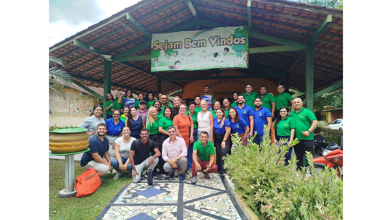 Foto com a equipe da escola Fazendinha e as(os) pesquisadoras(es). Foto: Equipe de pesquisadoras(es) do Projeto Experiências Inspiradoras
