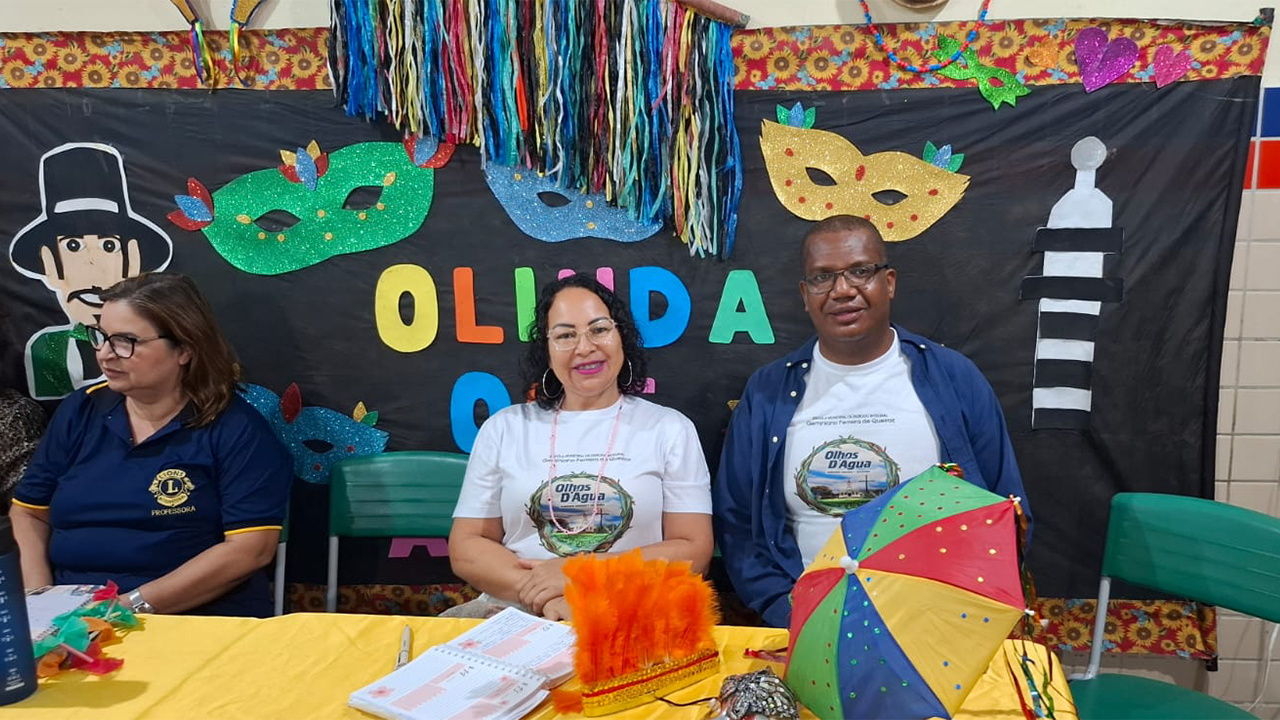Professora Nilva Belo de Morais, coordenadora pedagógica da Secretaria Municipal de Educação (SME) de Alexânia (GO), e Lucas Lourenço Silva, coordenador pedagógico da Escola Municipal de Período Integral Geminiano Ferreira de Queiroz, de Alexânia (GO), participantes da Rede de Trocas, em visita à Olinda (PE). Foto: Participante da Rede de Trocas de Olinda (PE)