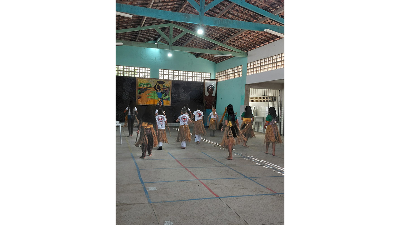 Apresentação de Maculelê pelas(os) estudantes da Escola Muncipal Maria Salomé Alves dos Santos, na zona rural de Campina Grande (PB). Foto: Marecilda Bezerra