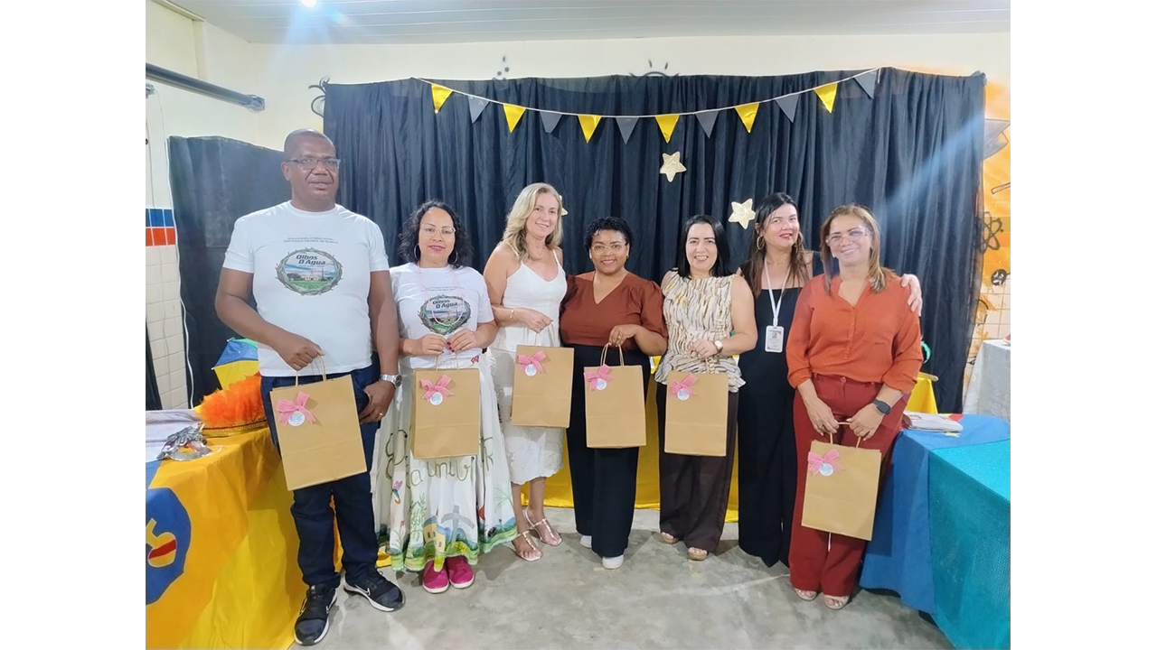 Recebendo as lembranças da Escola Municipal em Tempo Integral (EMTI) Lions Dirceu Veloso, em Olinda (PE). Foto: Equipe da EMTI Lions Dirceu Veloso