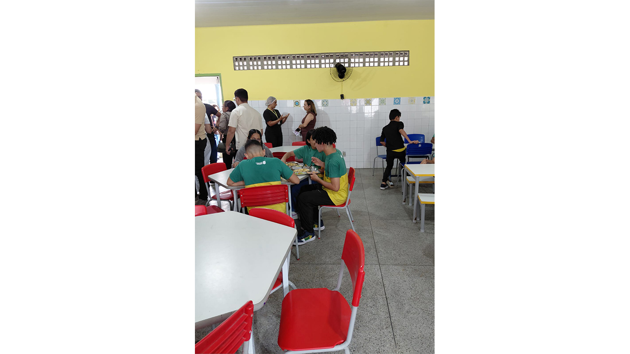 Hora do lanche na Escola Municipal de Educação Infantil e Ensino Fundamental (EMEIF) Estudante Leonardo Vitorino Guimarães, em Campina Grande (PB). Foto: Maria José de Medeiros Paiva