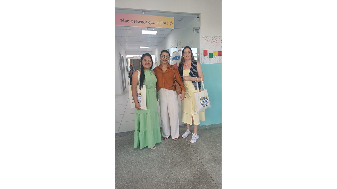 Foto com a secretária municipal de Lagedo, na escola Escola Municipal de Educação Integral Antônio Pedral, em um momento de diálogo, na cidade de Lagedo do Tabocal (BA). Foto: Tamires Flores e Eliane Rodrigues