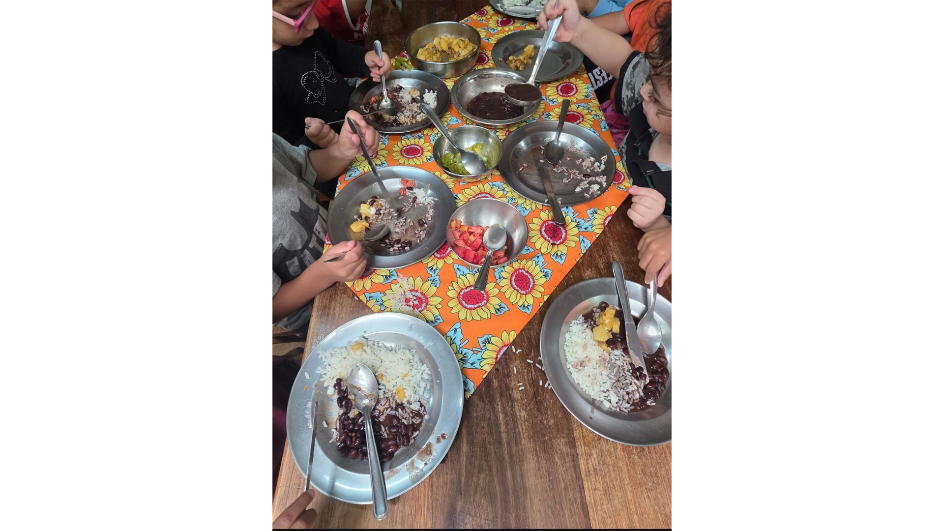 Momento de almoço das crianças no Centro Educacional Infantil (CEI) Tia Iara, em Porto Alegre (RS). Foto: Luana Lemos