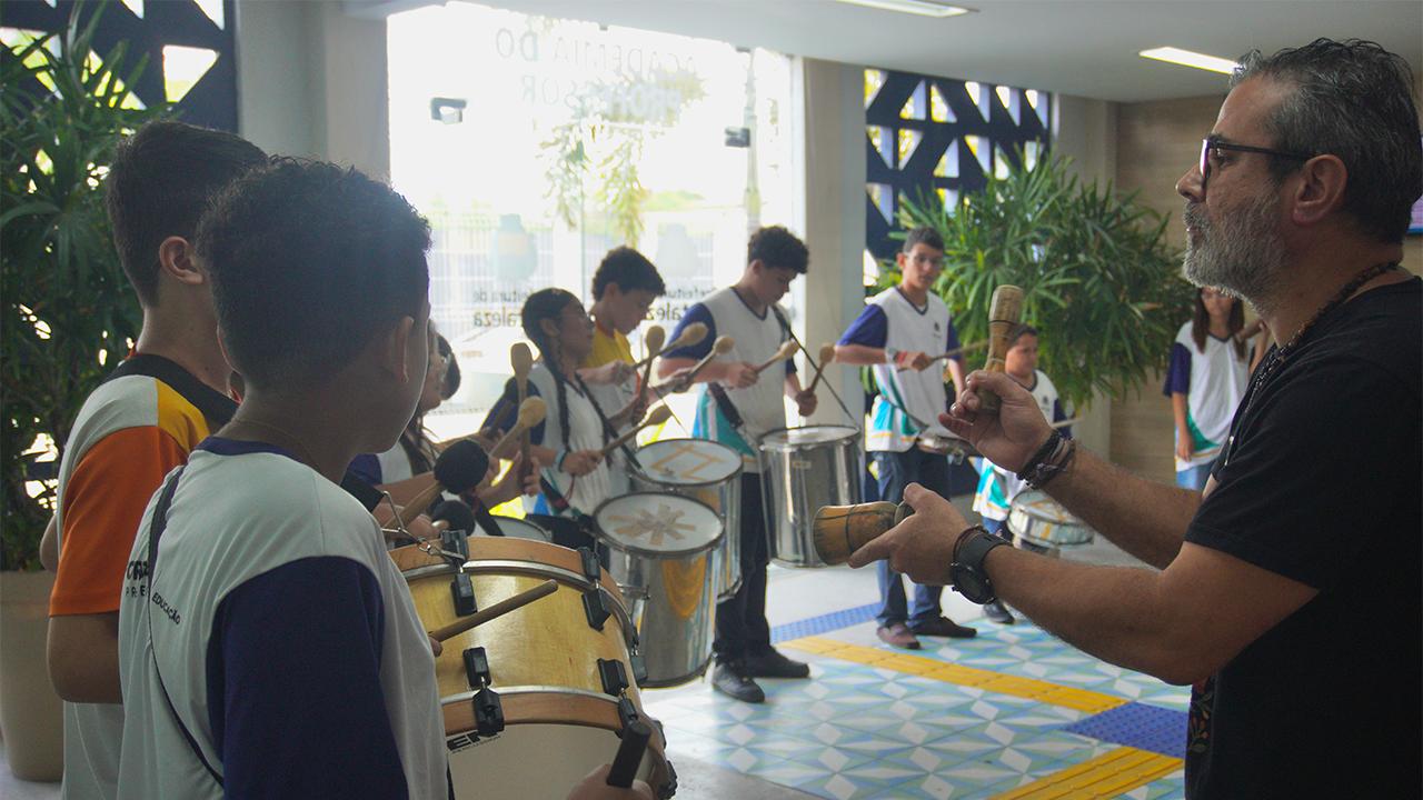 Participantes da Rede de Trocas foram recebidos no Hall da Academia do Professor Darcy Ribeiro, com muita música e alegria pela Fanfarra das(os) estudantes da Escola de Tempo Integral Maria Odete Colares, em Fortaleza (CE). Foto: Rede de Trocas de Fortaleza (CE) - Otacilio Darlan