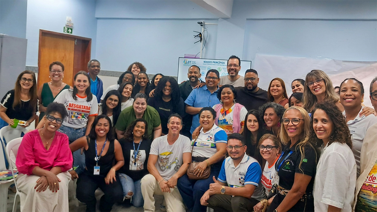 Roda de conversa com o Conselho do GT Boca do Rio durante atividade de escuta, diálogo e troca de experiências sobre Educação Integral, com apresentação da trajetória do grupo, demandas do território, abrangência de atuação e estratégias de articulação intersetorial, em Salvador (BA). Foto: Luciene Maria da Silva