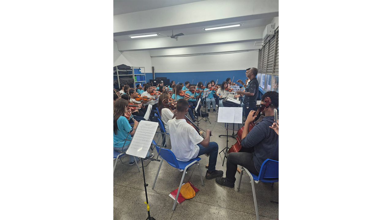 Turma de cordas da Escola Vocacionada à Música, em Barra Mansa (RJ). Foto: Amanda Reis