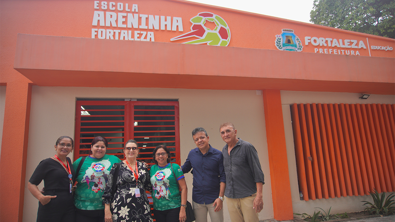 Representantes da Secretaria Municipal de Educação (SEMED) de Humaitá (AM) em frente à Escola Areninha Sargento Hermínio e parte da Equipe Técnica da escola, que integra modalidades da Educação Integral para melhoria da qualidade de ensino, em Fortaleza (CE). Foto: Rede de Trocas de Fortaleza (CE) - Otacilio Darlan