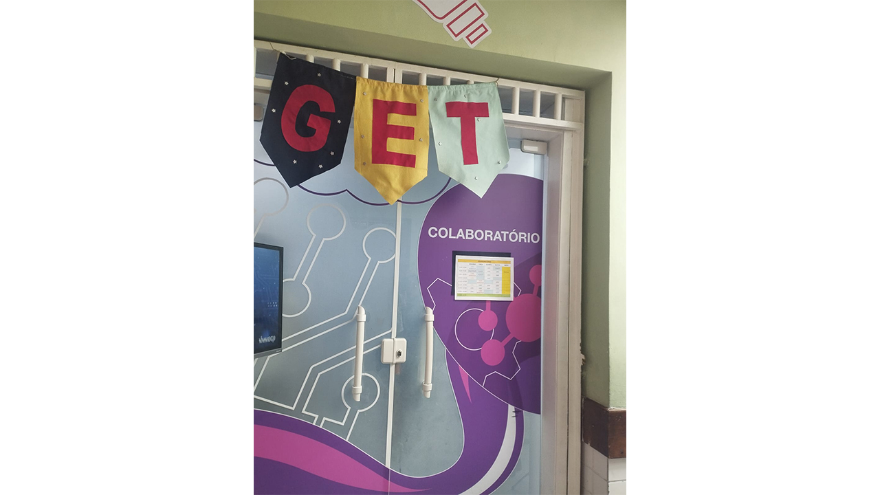 Entrada do GET na Escola IV Centenário, na Comunidade do Maré, no Rio de Janeiro (RJ). Foto: Equipe da SEME de Lagedo do Tabocal (BA)