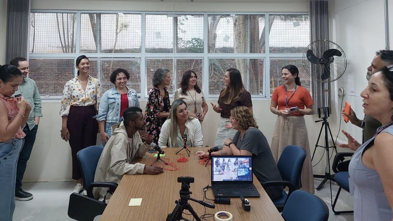 Participantes das cidades de São Fidélis (RJ), Poços de Caldas (MG), Brasília (DF) e Santos (SP) visitam laboratório para conhecer como o Programa Imprensa Jovem funciona na prática, com a presença do professor Carlos Lima, em São Paulo (SP). Foto: Equipe da Secretaria de Educação de São Paulo
