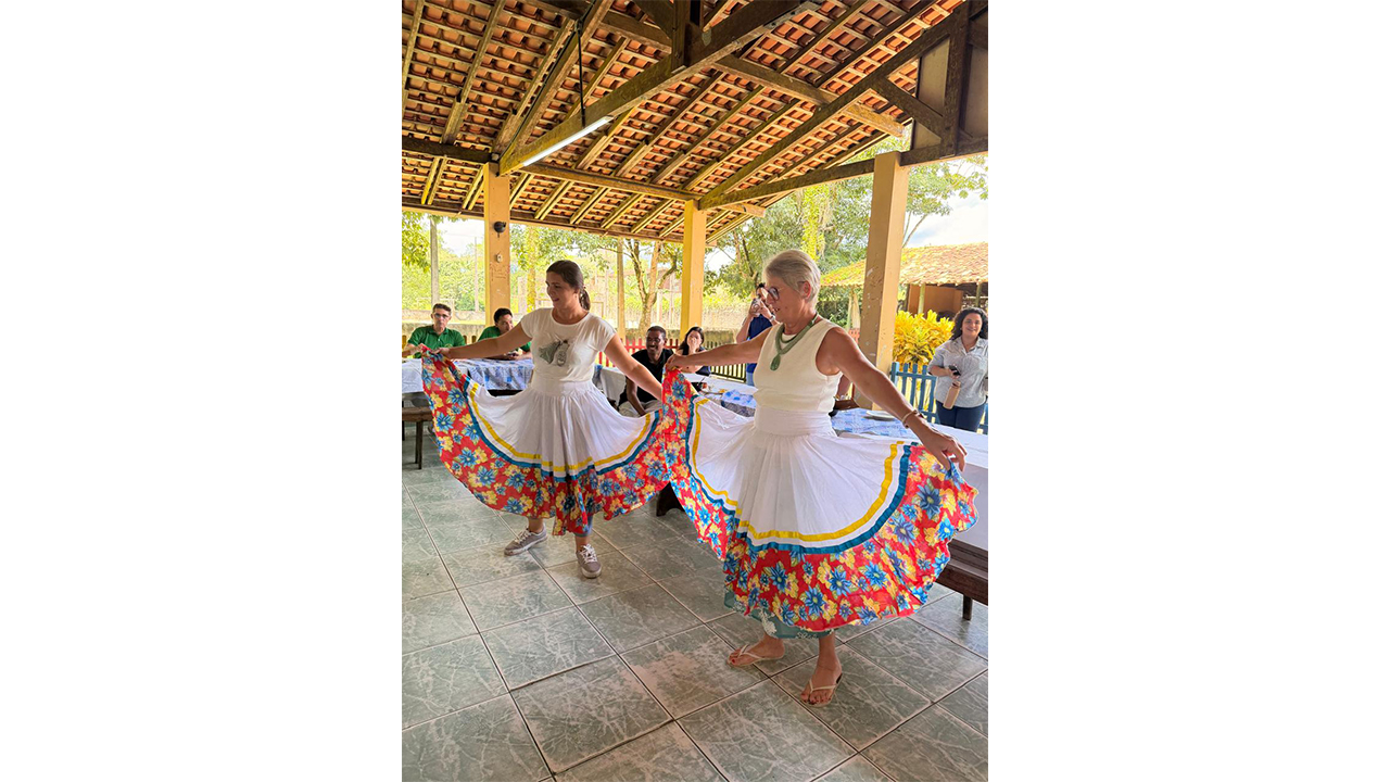 Professoras aprendendo a dançar o Carimbó na Fazendinha Esperança, em Marituba (PA). Foto: Ana Paula Zanettin