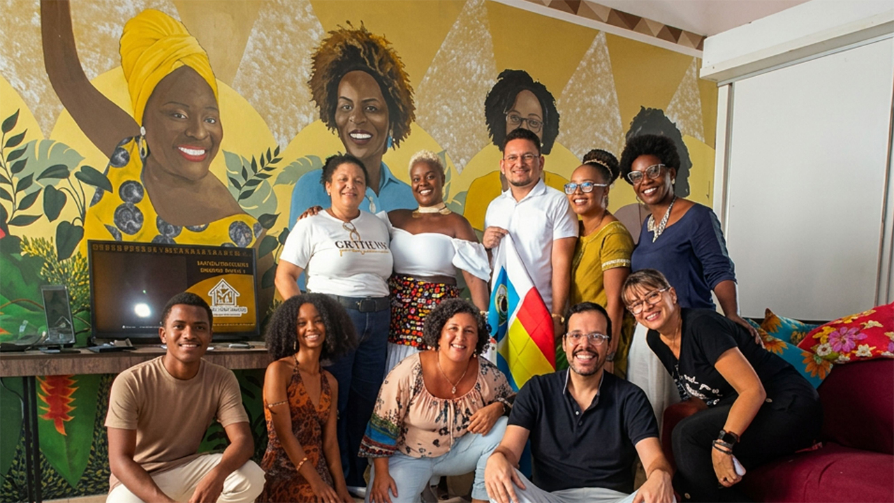 Vivência na experiência imersiva de Turismo de Base Comunitária no equipamento Casa Crioll'As, com momentos de diálogo, aprendizagem e fortalecimento do olhar para a cultura local, em Salvador (BA). Foto: Luciene Maria da Silva