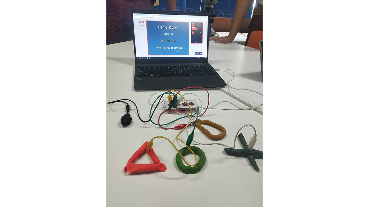 Projeto de jogos, com placas microbit e massa de modelar, feito pelas(os) estudantes do GET na Escola IV Centenário, no Rio de Janeiro (RJ). Foto: Equipe da SEME de Lagedo do Tabocal (BA)