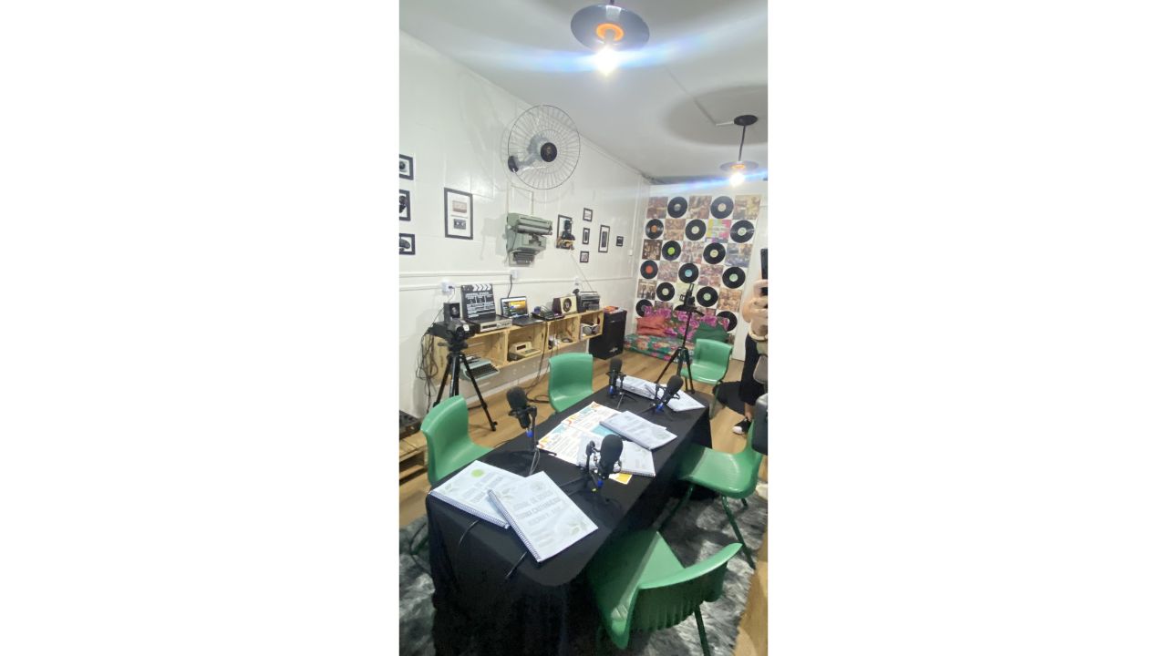 Sala com decoração para ambientar as tecnologias ao longo dos anos na qual ocorre o Programa Impresa Mirim, no Centro de Educação Infantil (CEI) Sementinha da Esperança, em São Paulo (SP). Foto: Ligiane Escala