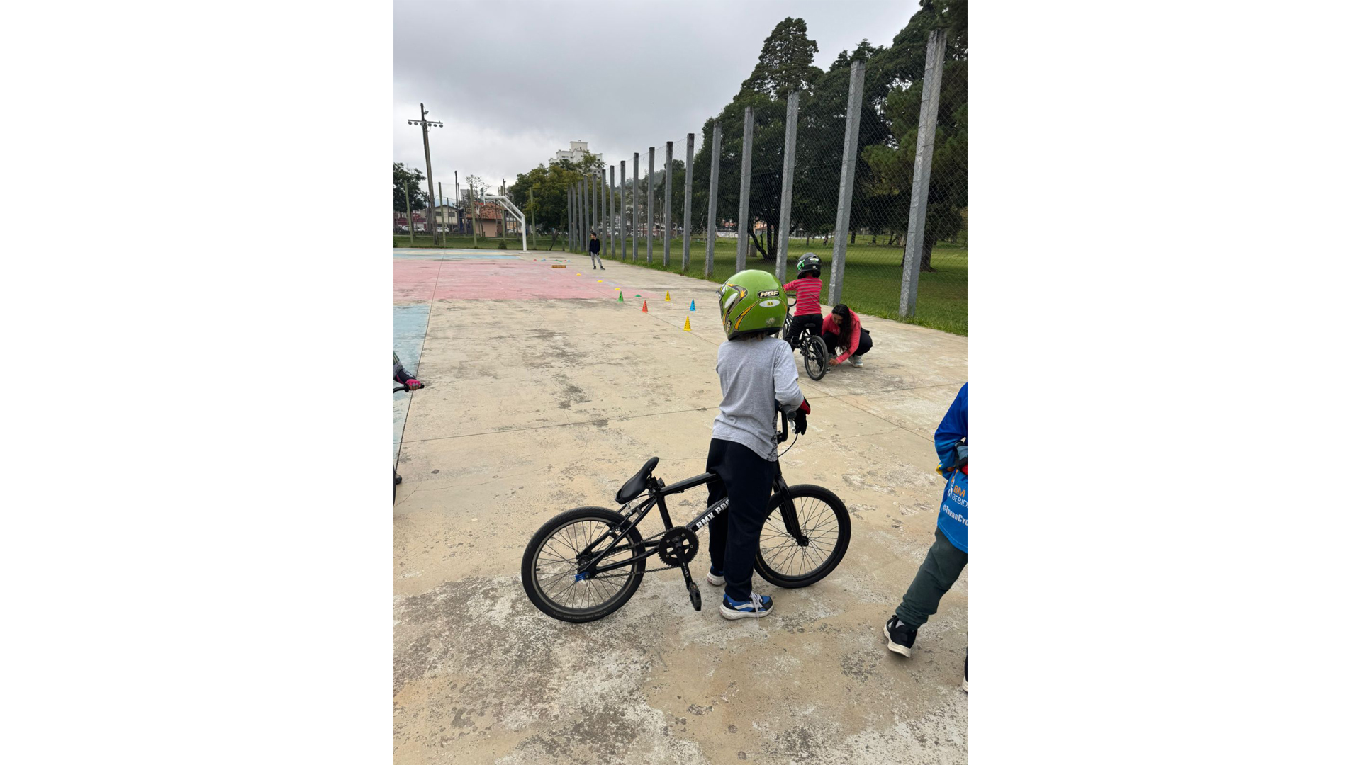 Crianças no BMX do Parque Antônio Molinari, em Poços de Caldas (MG). Foto: Charliane Santos do Vale