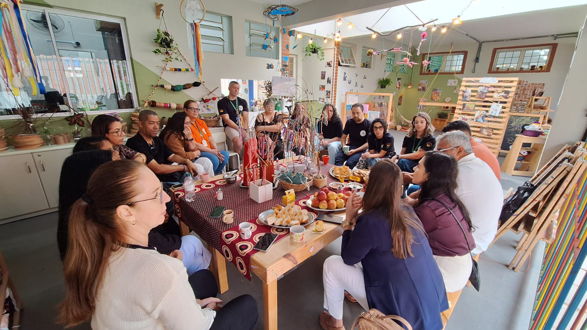 Momento de troca na Escola Municipal de Educação Infantil (EMEI) Vila Tronco, no espaço adaptado da Biblioteca e Sala de Arte da escola, em Porto Alegre (RS). Foto: Equipe de visitantes do Projeto Experiências Inspiradoras