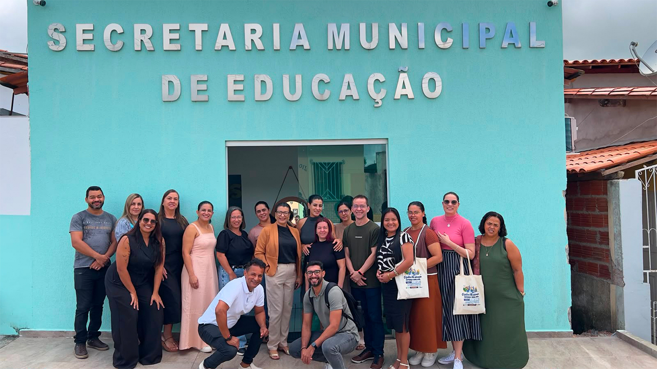 Equipe visitante de Pacaraima (RR), Paraíba (PB) e equipe Anfitriã na Secretaria Municipal de Educação de Lagedo do Tabocal (BA). Foto: Equipe organizadora da Secretaria de Educação de Lagedo do Tabocal (BA)