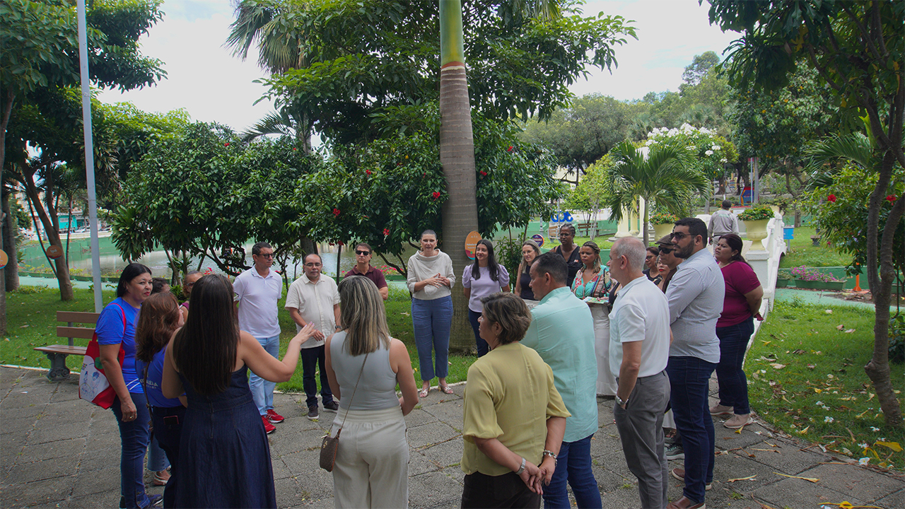 Momento de integração de toda a equipe da Rede de Trocas, reunindo equipe de Fortaleza e das cidades visitantes, na Cidade da Criança, espaço educativo com objetivo de fortalecer vínculos afetivos, em Fortaleza (CE). Foto: Rede de Trocas de Fortaleza (CE) - Otacilio Darlan