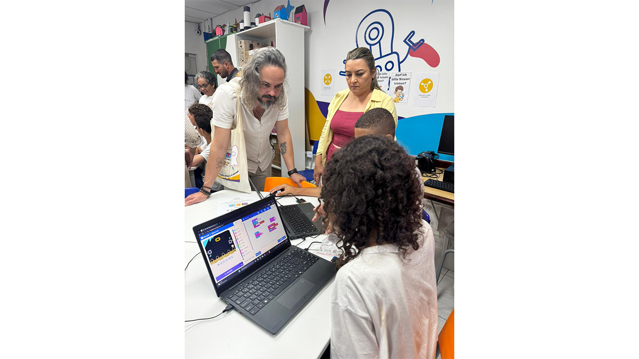 Estudantes apresentam projeto de programação por blocos no GET Bilingue Epitácio Pessoa, em Andaraí, no Rio de Janeiro (RJ). Foto: Cleire Cristina Pinto Silva
