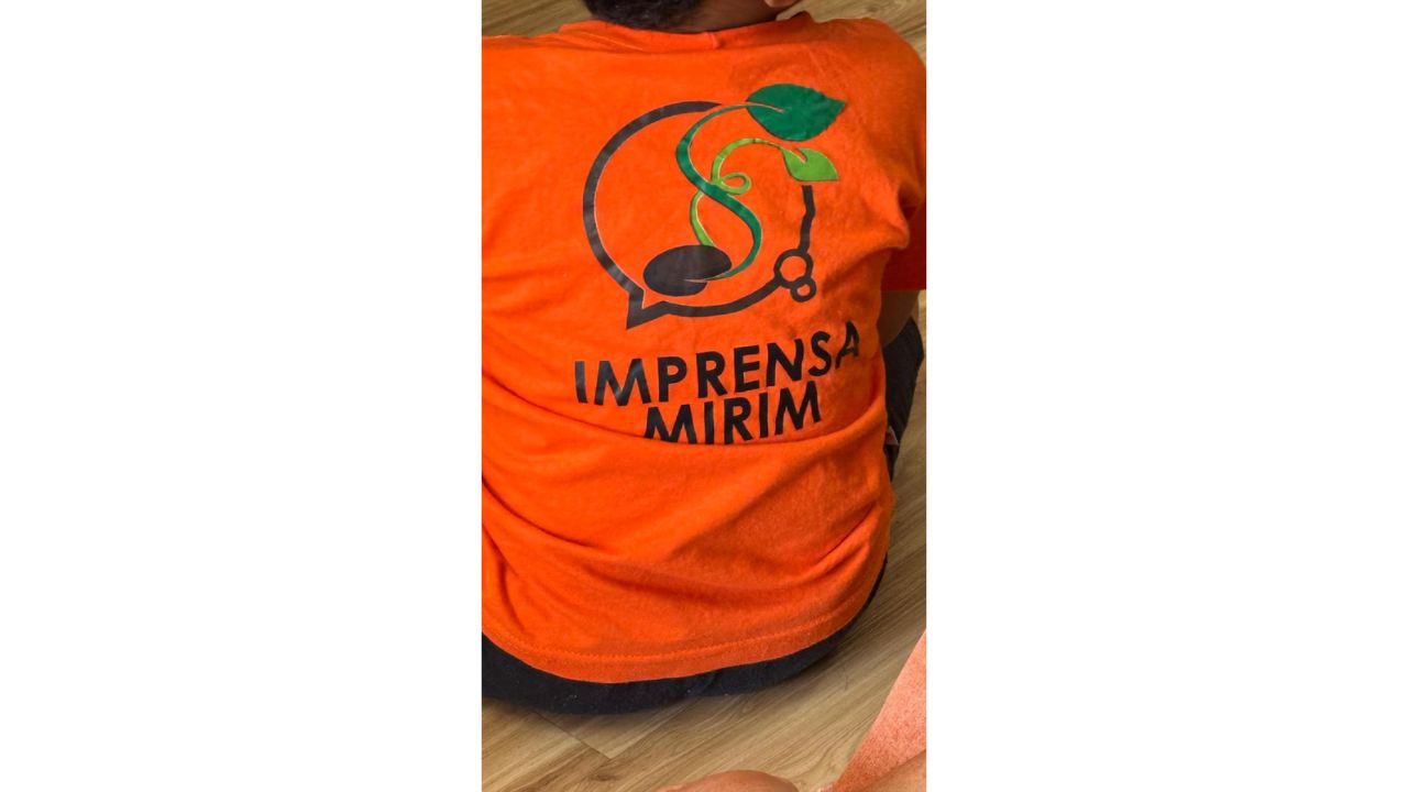 Criança vestindo a camisa do Projeto Imprensa Mirim, no CEI Sementinha da Esperança, em São Paulo (SP). Foto: Cláudia Roberta Rosa da Silva