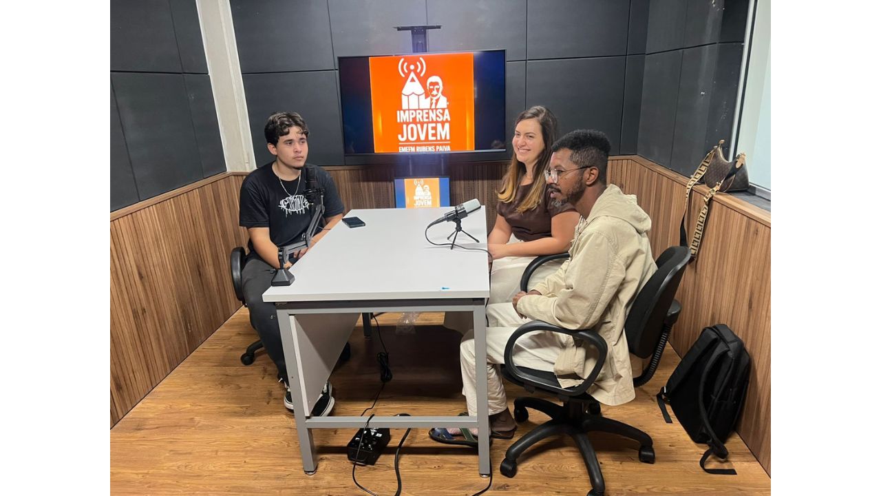 Integrantes da Rede de Trocas - Juliana de Oliveira Flauzino e Antônio da Silva Santos Júnior - participando do Podcast do Imprensa Jovem da EMEFM Rubens Paiva, em São Paulo (SP). Foto: Juliana de Oliveira Flausino
