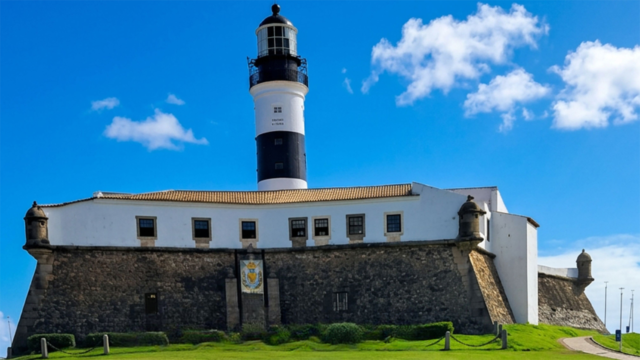 Visita ao Farol da Barra, importante patrimônio histórico e turístico de Salvador (BA), realizada com acompanhamento e mediação da equipe do GT União Boca do Rio. Foto: Luciene Maria da Silva