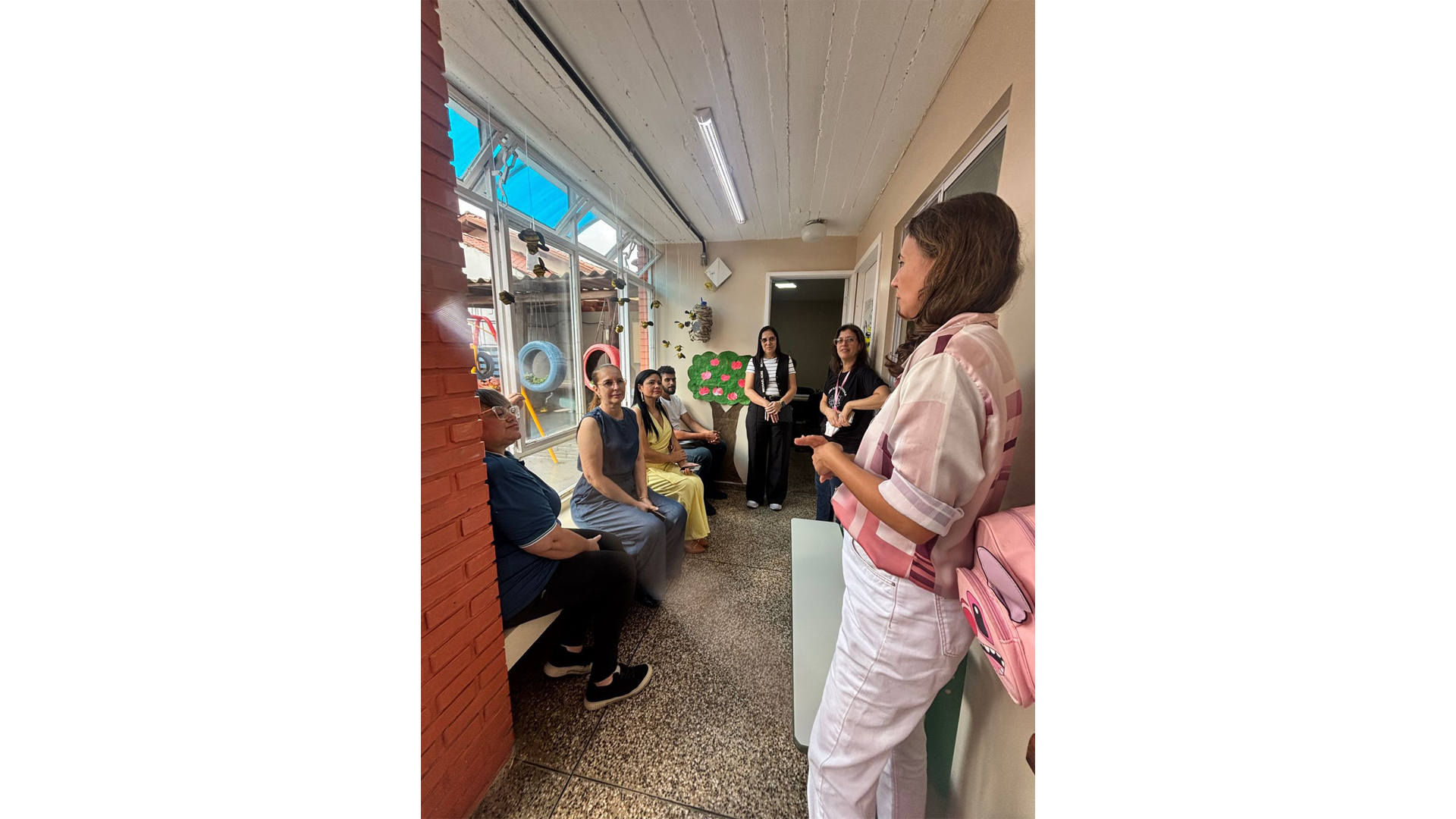 Vice-diretora da Escola Municipal de Educação Infantil (EMEI) Ilha da Pintada falando sobre as vivências realizadas na instituição, em Porto Alegre (RS). Foto: Equipes da Rede de Trocas