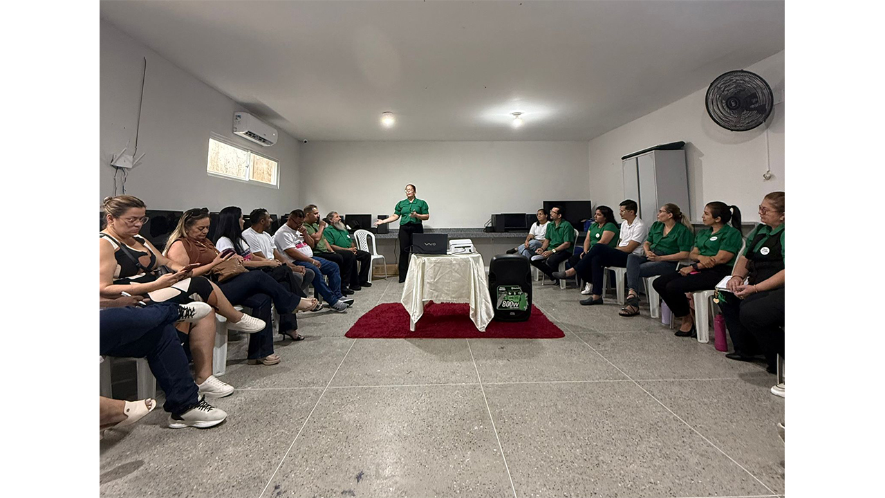 Roda de conversa sobre as relações étnico-raciais na Escola Municipal de Ensino Fundamental em Tempo Integral (EMEFTI) São Francisco, conduzida pelo diretor e equipe de coordenação pedagógica da escola. Participaram da roda: profissionais da escola, redes visitantes e representação de membros da comunidade local, além da equipe da Secretaria Municipal de Educação de Nova Russas (CE). Foto: Vitor Arthur Dietrich