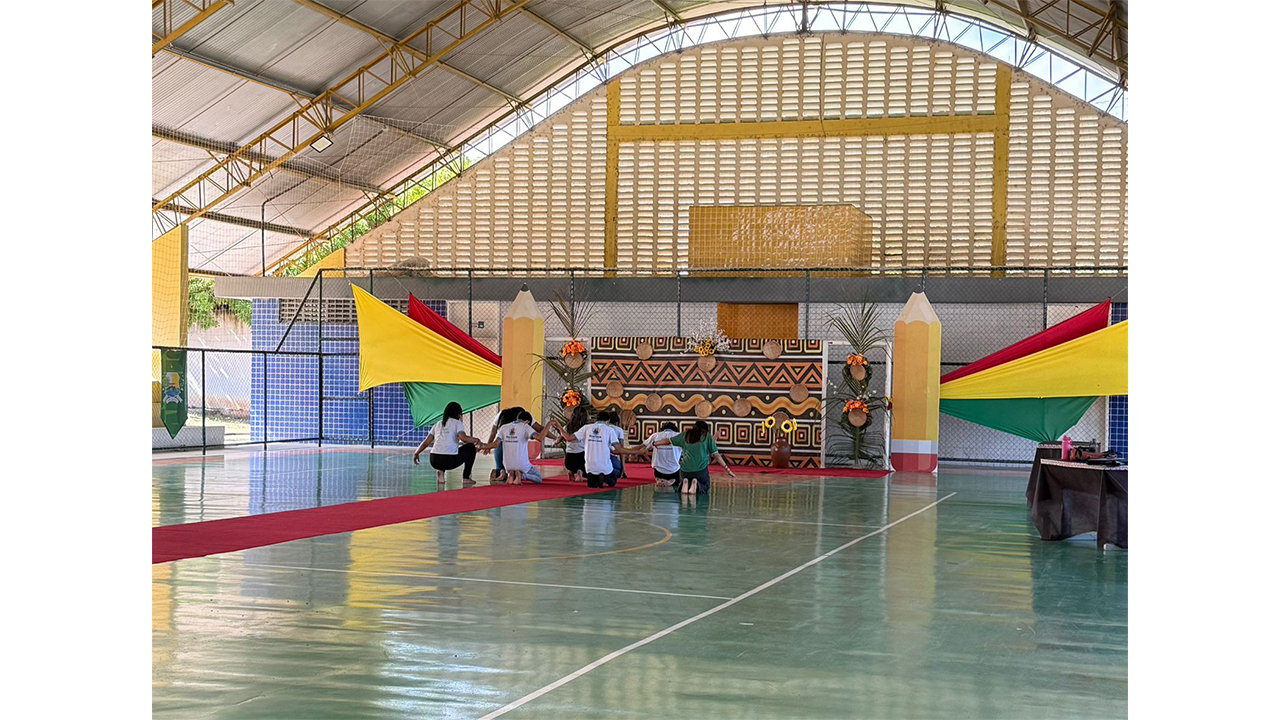 Ensaio para apresentação de uma dança ancestral dos povos originários, na quadra de esportes da Escola Municipal de Ensino Fundamental (EMEF) 11 de Novembro, em Nova Russas (CE). Foto: Claudia Leytchele Imme Atanazio