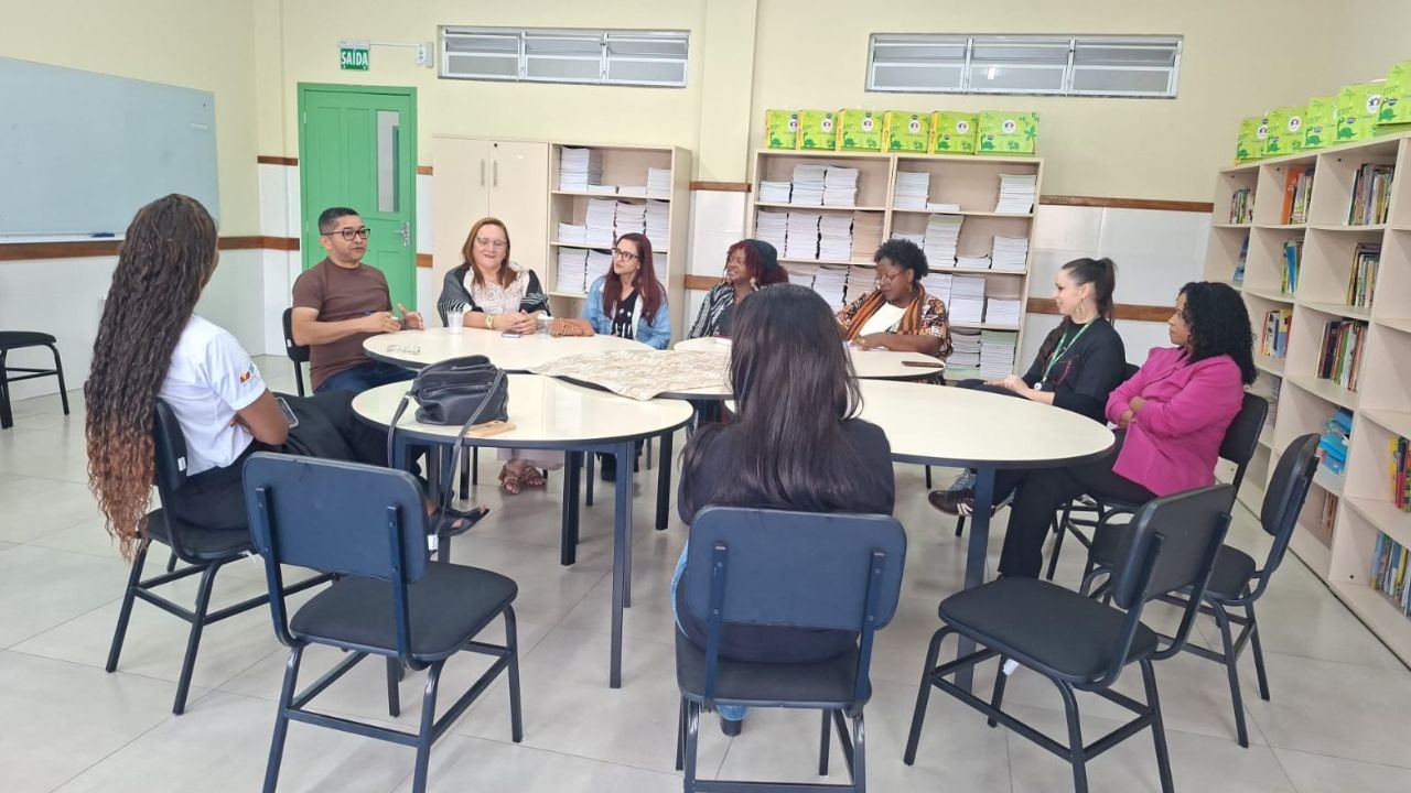 Reunião com a Gestão Escolar para compartilhamento de experiências exitosas na Escola Municipal de Ensino Básico (EMEB) Amaro João Batista, em Criciúma (SC). Foto: César Bezerra dos Santos