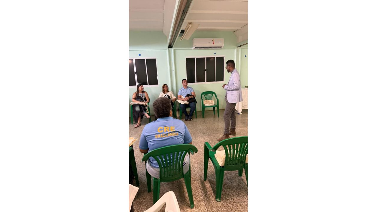Acolhimento inicial das(os) participantes da Rede de Trocas na sala de reunião do Centro de Atenção Integral à Criança e ao Adolescente (CAIC) Benedito Carlos de Oliveira, em Brazlândia (DF). Foto: Coordenação da CAIC Benedito Carlos de Oliveira