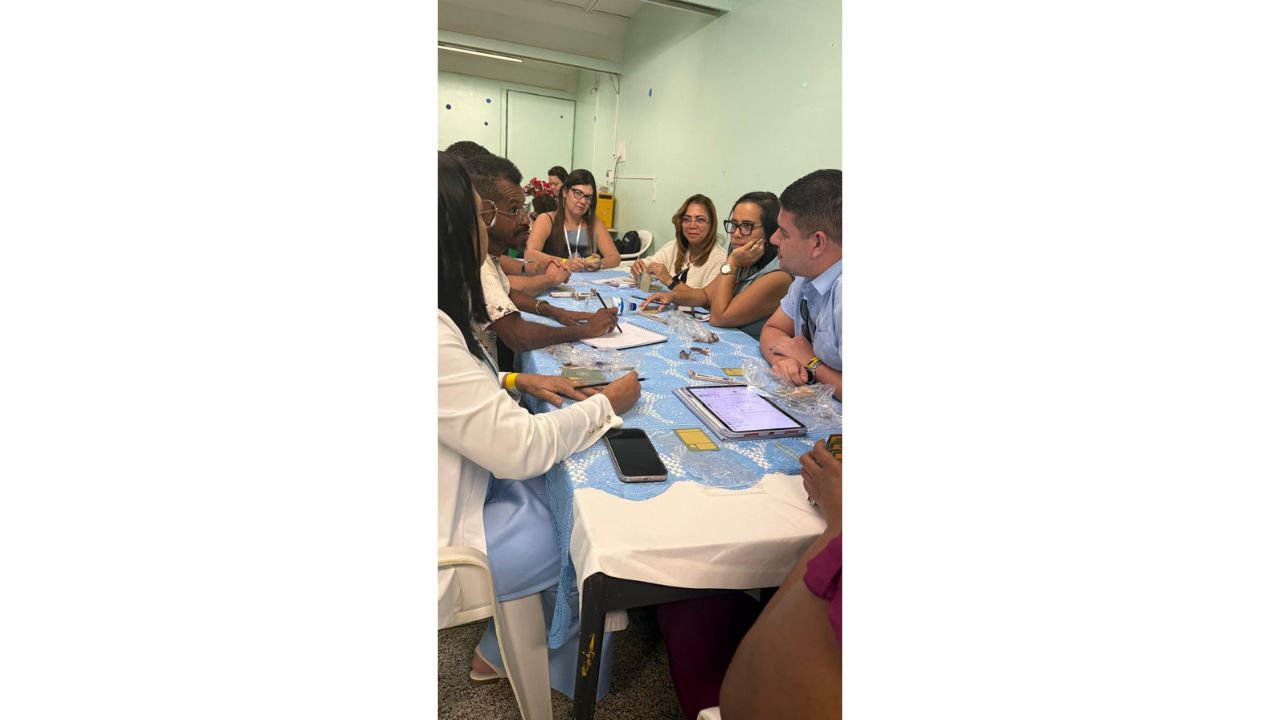 Atividade prática na sala de reunião do Centro de Atenção Integral à Criança e ao Adolescente (CAIC) Benedito Carlos de Oliveira, em Brazlândia (DF). Foto: Coordenação da CAIC Benedito Carlos de Oliveira