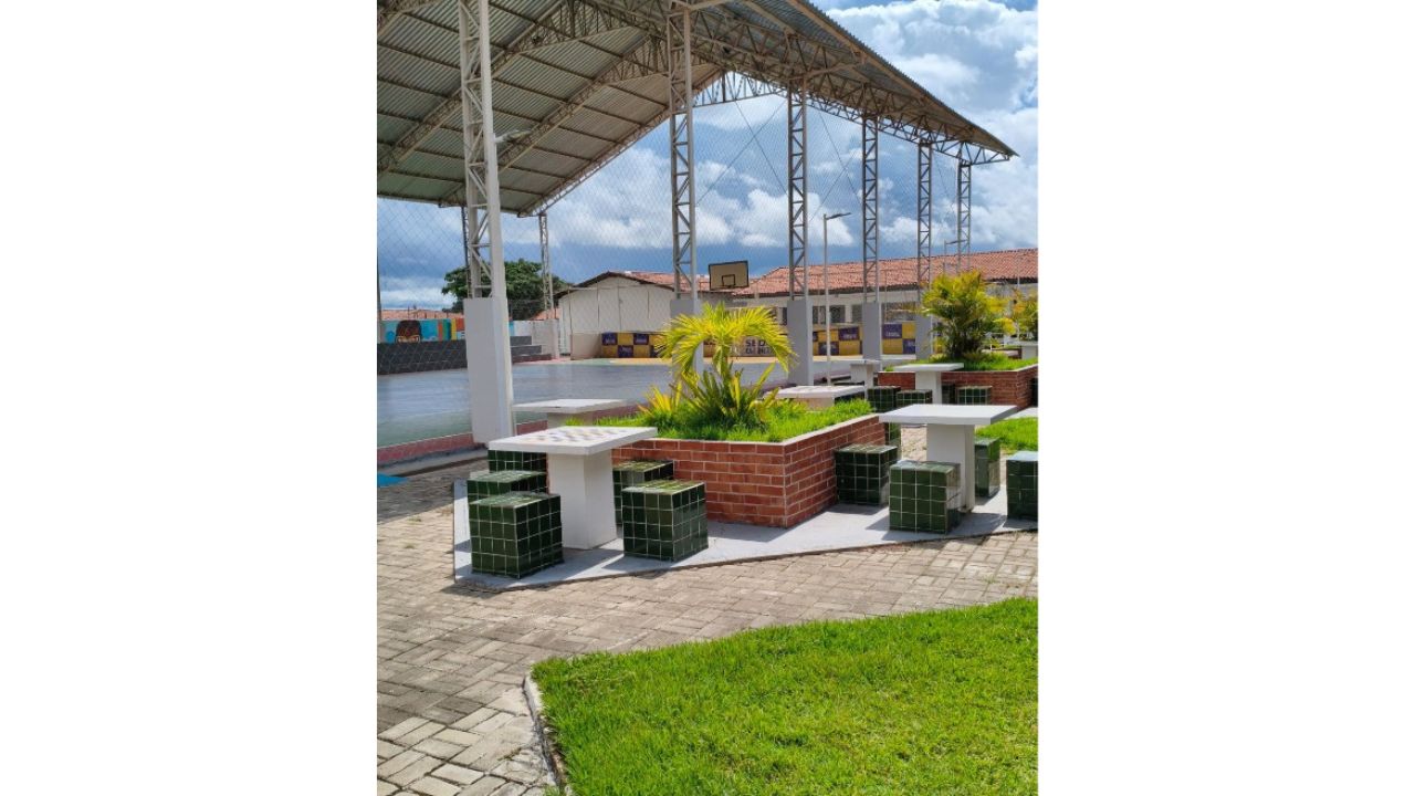 Quadra poliesportiva e praça de xadrez no Centro Estadual de Tempo Integral (CETI) Cristiano Castelo Branco, em Teresina (PI). Foto: Daniela Agostinho