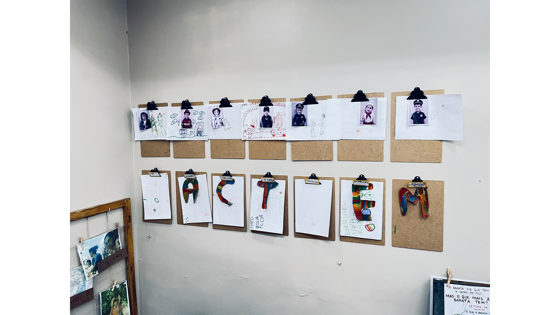 Organização e exposição nas paredes da Escola Municipal de Educação Infantil (EMEI) Ilha da Pintada, em Porto Alegre (RS). Foto: Eloy Figueiredo