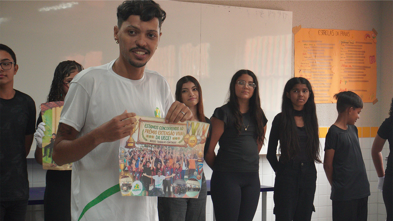Monitor apresenta o projeto Coral de Libras, na Sala da Areninha, na Unidade Sargento Hermínio, em Fortaleza (CE). Foto: Equipe da SME de Fortaleza