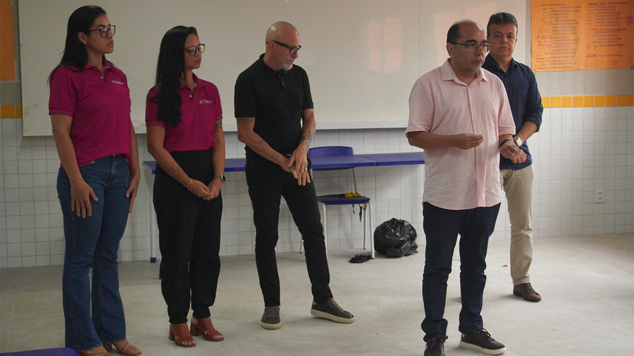 Representantes da SME e da Universidade Estadual à frente da formação de monitores e acompanhamento dos projetos de Tempo Integral, na Sala da Areninha, na Unidade Sargento Hermínio, em Fortaleza (CE). Foto: Equipe da SME de Fortaleza