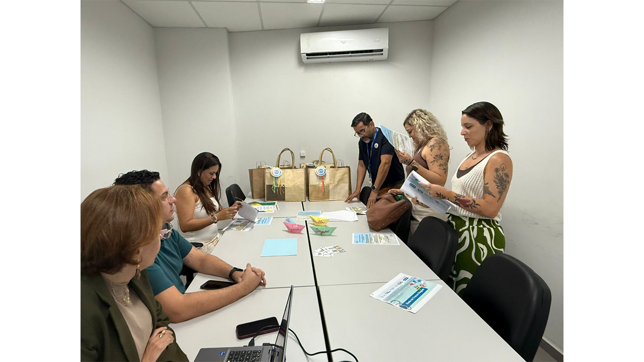 Despedida das participantes da Rede de Trocas, com a entrega de uma lembrança da equipe do Programa Alagoano de Ensino Integral da Secretaria de Educação (SEDUC) Alagoas, em Maceió (AL). Foto: Jamilla Salviano