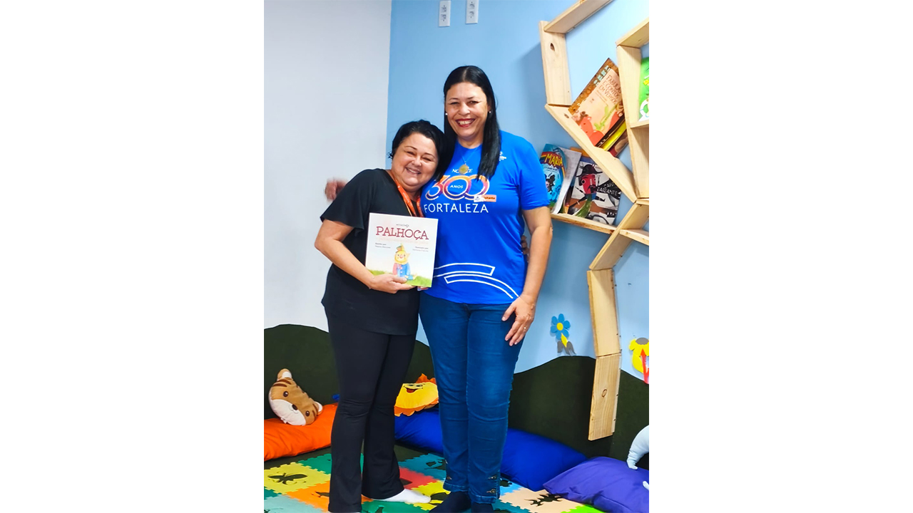 Equipe de Itapeva (SP) presenteia a Sala da Imaginação, da Cidade da Criança, em Fortaleza (CE), com um livro de literatura infantil da itapevense Regina Marques. Foto: Claudia Barros